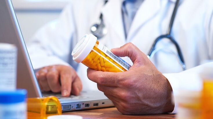 Der Arzt verschreibt ein Medikament für Prostatitis